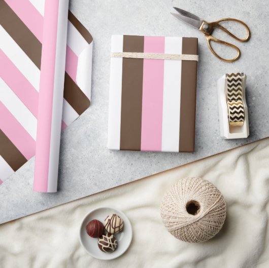 Roze, chocolade en witte strepen cadeaupapier (Crafts)