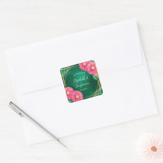 Roze chrysanten met gouden geometrische bruiloft vierkante sticker (Envelop)