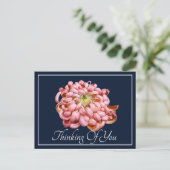 Roze Chrysanthemum Navy Achtergrond denken aan jou Briefkaart (Staand voorkant)