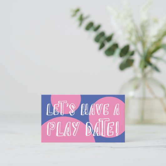 Roze cirkels op blauwe speelse speeldatum contactkaartje (Staand voorkant)