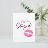 Roze citaat met een kus - Kus me, stom! Briefkaart (Staand voorkant)