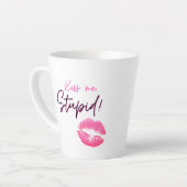 Roze citaat met een kus - Kus me, stom! Latte Mok (Linkerhoek)