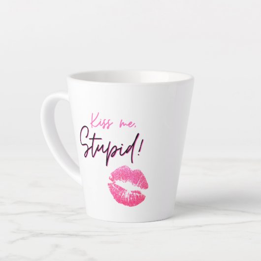 Roze citaat met een kus - Kus me, stom! Latte Mok (Linkerhoek)