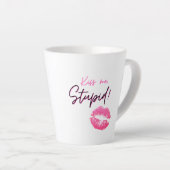 Roze citaat met een kus - Kus me, stom! Latte Mok (Rechterhoek)