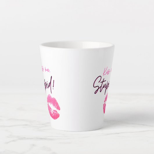 Roze citaat met een kus - Kus me, stom! Latte Mok (Voorkant)