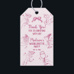 Roze Cocktail Party Retro Bachelorette Favoriet Cadeaulabel<br><div class="desc">Cheers! Dit moderne, op het midden van de eeuw geïnspireerde cocktailfeestdecor heeft kleurrijke handen met klassieke cocktails, waardoor u een vleugje charme krijgt. Perfect voor een verfijnde speakeasy-stijl bijeenkomst of een retro happy hour, dit ontwerp zet de scène voor de gasten om een glas te heffen en te genieten van...</div>
