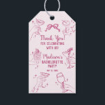 Roze Cocktail Party Retro Bachelorette Favoriet Cadeaulabel<br><div class="desc">Cheers! Dit moderne, op het midden van de eeuw geïnspireerde cocktailfeestdecor heeft kleurrijke handen met klassieke cocktails, waardoor u een vleugje charme krijgt. Perfect voor een verfijnde speakeasy-stijl bijeenkomst of een retro happy hour, dit ontwerp zet de scène voor de gasten om een glas te heffen en te genieten van...</div>