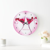 Roze cocktailbril rondom de muur grote klok (Huis)