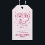 Roze cocktails en cowgirls Rodeo Bachelorette Cadeaulabel<br><div class="desc">Maak je klaar om je bruid te vieren om in echte Nashville-stijl te zijn met dit Cocktails en Cowgirls-Collectie! Met een chique cowgirl die in een cocktailglas loungt en speelse roze accenten, geeft het Nashville Girls Night-vibes. Pak je laarzen en je besties, want dit wordt een feest om te onthouden!...</div>