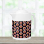 Roze Collarette Dahlia Floral Pattern on Black Theepot<br><div class="desc">Witte keramische theepot met deksel dat het afbeelding van een roze Collarette Dahlia-bloem op een zwarte achtergrond bevat en in een herhalingspatroon wordt afgedrukt. Een mooi,  bloemetjesontwerp!</div>