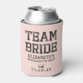 Roze Collegiate Team Bride Bachelorette Party Blikjeskoeler (Blikje Voorkant)