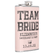 Roze Collegiate Team Bride Bachelorette Party Heupfles (Rechts)