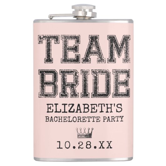 Roze Collegiate Team Bride Bachelorette Party Heupfles (Voorkant)