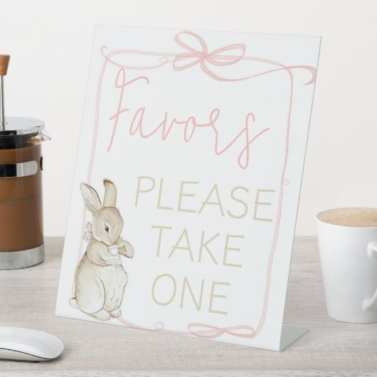 Roze Coquett Peter het Konijn Verjaardagsgunsten Reclamebord Met Voetstuk (Insitu)