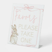 Roze Coquett Peter het Konijn Verjaardagsgunsten Reclamebord Met Voetstuk (Voorkant)