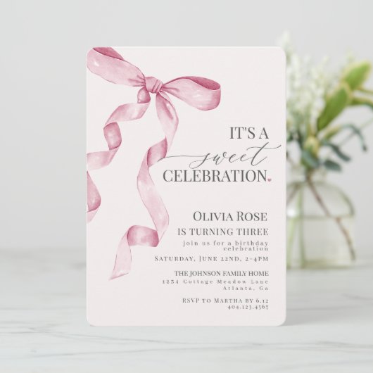 Roze Coquette Bow Meisje Verjaardagsfeestuitnodigi (Staand voorkant)