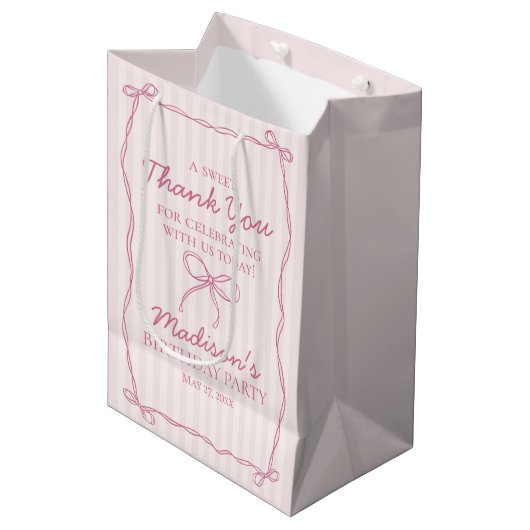 Roze Coquette Bow Pastel Gestreepte Verjaardagsgun Medium Cadeauzakje (Voorkant Gekanteld)