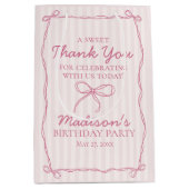 Roze Coquette Bow Pastel Gestreepte Verjaardagsgun Medium Cadeauzakje (Voorkant)