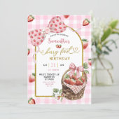 Roze Coquette Strawberry Gingham Eerste Verjaardag Kaart (Staand voorkant)