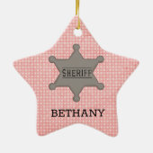 Roze Cowgirl (bruin haar) & Sheriffs Badge Keramisch Ornament (Achterkant)