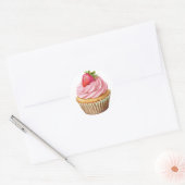 Roze crème cupcake met bessen verjaardag ronde sticker (Envelop)