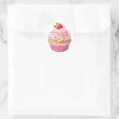 Roze crème cupcake met bessen verjaardag ronde sticker (Tas)