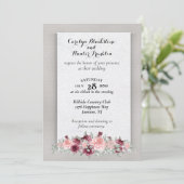 Roze & Crimson Rozen met Monogram Bruiloft Kaart (Staand voorkant)