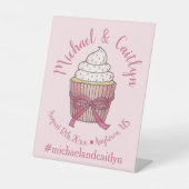 Roze Cupcake Bow Sprinkles Weddenschap Vrijgezelle Reclamebord Met Voetstuk (Voorkant)