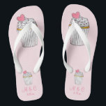 Roze cupcake Bridal Partij Gift Weddenschap Teensl Teenslippers<br><div class="desc">Teenslippers hebben een originele markeerafbeelding van een vanille cupcake getopt met vorst,  sproinkles en een roze hart. Eenvoudig personaliseer je met jouw naam en datumgegevens voor een unieke bruiloft of bruidsschat cadeau!</div>