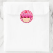 Roze cupcake en spruitjes ronde sticker (Tas)