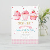 Roze cupcake feestthema uitnodiging (Staand voorkant)