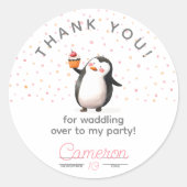 Roze cupcake pinguïn viering meisje verjaardag ronde sticker (Voorkant)