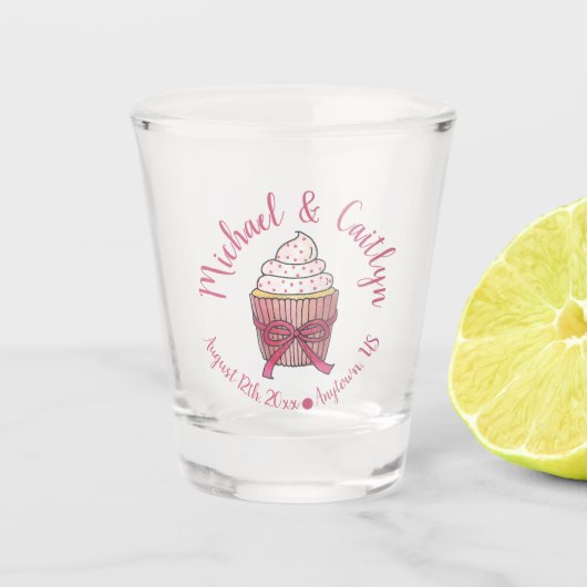 Roze Cupcake Strik Met Slagroom en Bruiloftsshower Shot Glas (Voorkant)