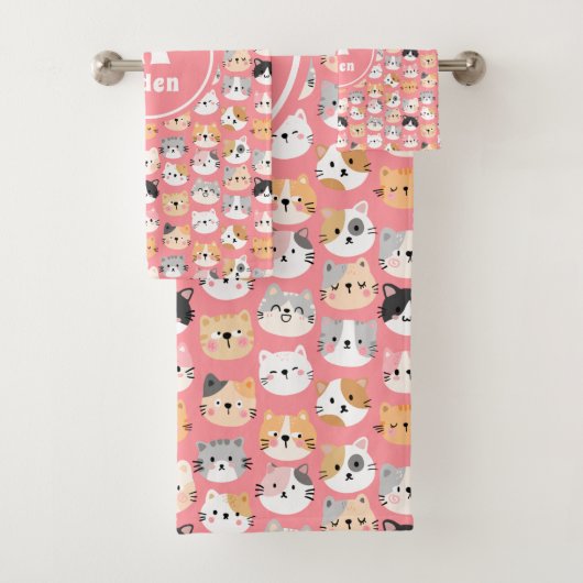 Roze Cute Cats Monogram Naam Bad Handdoek (Insitu)