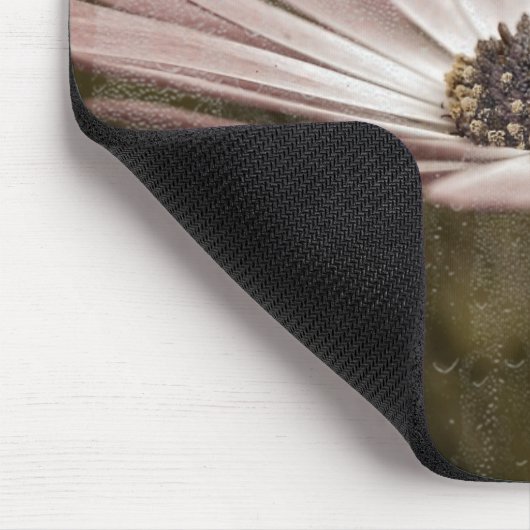 roze dageraad met regen op raam muismat (Hoek)