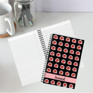 Roze daglelioem op zwart bloempatroon notitieboek