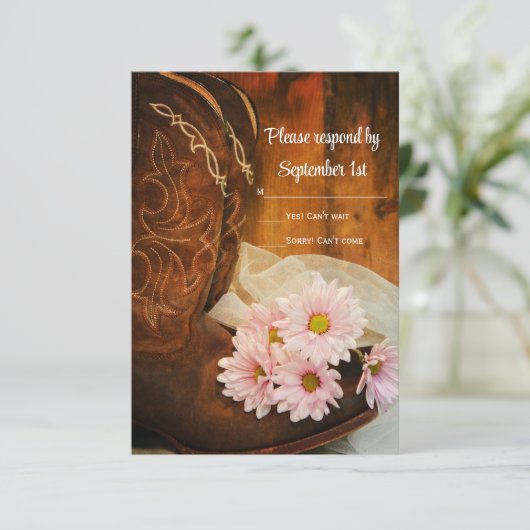 Roze Daisies en Cowboy Boots Westerne bruiloft RSV RSVP Kaartje (Staand voorkant)
