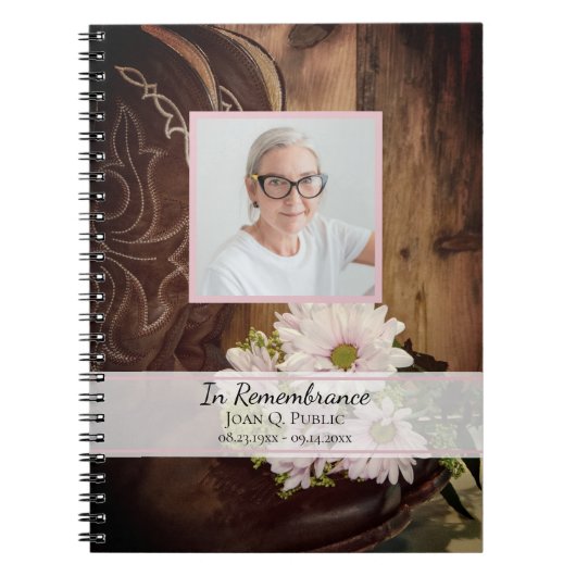 Roze Daisies en Laarzen Begrafenis Memorial Guest Notitieboek (Voorkant)