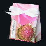 Roze Daisy Favour Box die gepersonaliseerd kan wor Bedankdoosjes<br><div class="desc">Leuke favour box die klaar is om gepersonaliseerd te worden met je eigen namen of bericht. Ideaal voor bruiloften,  verjaardagen,  zakelijke evenementen of familiebijeenkomsten</div>
