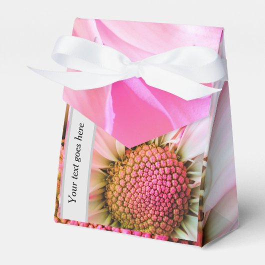 Roze Daisy Favour Box die gepersonaliseerd kan wor Bedankdoosjes (Voorkant Zijde)