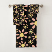 Roze Daisy Flower Waterverf Pattern op Black Bad Handdoek (Insitu)