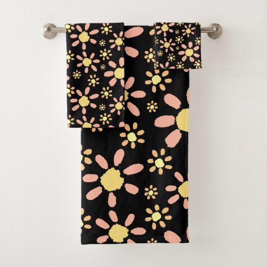 Roze Daisy Flower Waterverf Pattern op Black Bad Handdoek (Insitu)