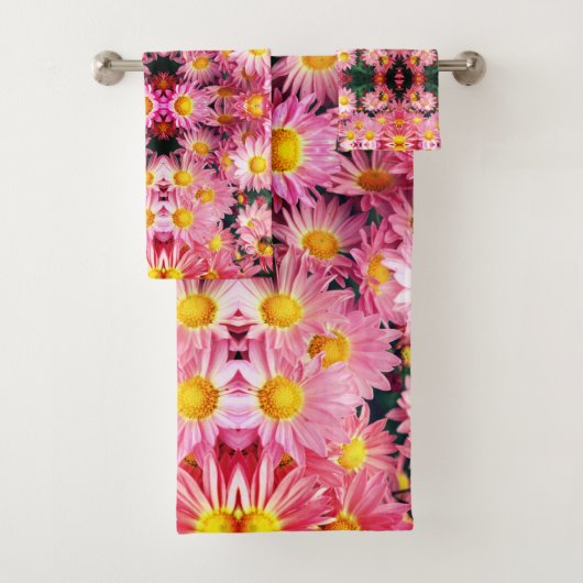 Roze Daisy Flowers and Bumble Bee Pattern Bad Handdoek (Insitu)