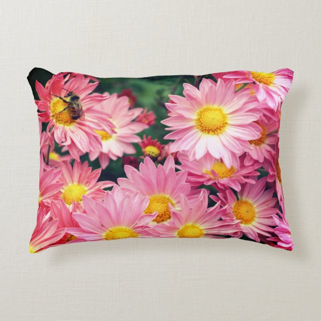 Roze Daisy Flowers en Bumble Bee Accent Kussen (Voorkant)