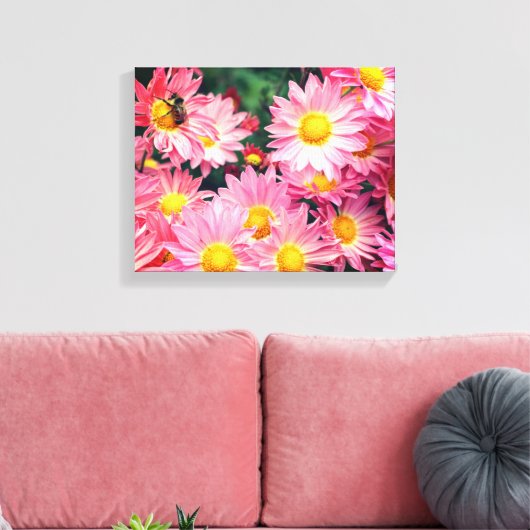 Roze Daisy Flowers en Bumble Bee Canvas Afdruk (Insitu (Woonkamer))