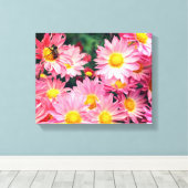 Roze Daisy Flowers en Bumble Bee Canvas Afdruk (Insitu (Houten vloer))