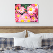 Roze Daisy Flowers en Bumble Bee Canvas Afdruk (Insitu (Slaapkamer))