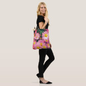 Roze Daisy Flowers en Bumble Bee Tote Bag (Op model)