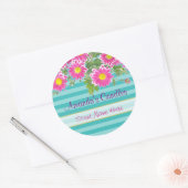 Roze Daisy Flowers op Turquoise Stripe Candle Ronde Sticker (Envelop)