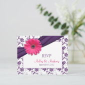 Roze Daisy Paarse Damask Wedding RSVP Briefkaart (Staand voorkant)